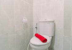 In-room Bathroom 7 Nice and Fancy Studio at Apartment Serpong Garden By Travelio