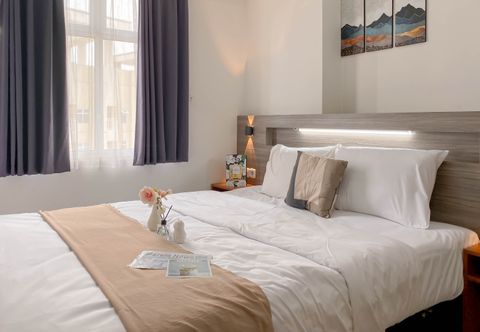 Bedroom Minimalist 1BR at Apartment Vittoria Residence By Travelio