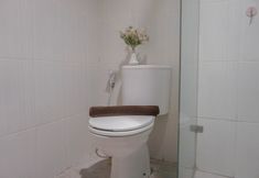 客室内バスルーム 7 Nice and Homey 2BR at Tamansari Semanggi Apartment By Travelio