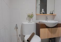 객실 내 욕실 6 Comfortable Studio at Apartment Tamansari Semanggi By Travelio