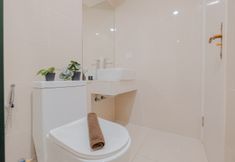 Bilik Mandi dalam Bilik 7 Comfy and Modern Studio at Daan Mogot City Apartment By Travelio