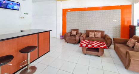 로비 2 RedDoorz Syariah @ Griya Wahid Alun Alun Batang