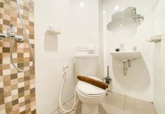 Phòng tắm bên trong 7 Enjoy Living and Cozy Studio at The Alton Apartment By Travelio