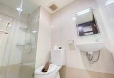 客房浴室 6 Simply Studio Tamansari La Grande Apartment By Travelio