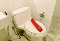 In-room Bathroom 7 Modern Sophisticated 1BR Apartment at The Smith Alam Sutera By Travelio