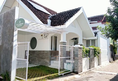 Luar Bangunan WiseHouse Jogja
