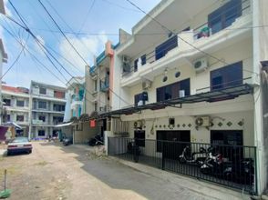 Exterior 4 RedDoorz Padang Pasir near Petra University Surabaya