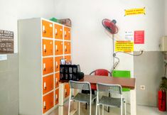 Lobby 2 RedDoorz Padang Pasir near Petra University Surabaya