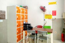 Lobby RedDoorz Padang Pasir near Petra University Surabaya