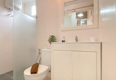 ห้องน้ำภายในห้อง 5 Homey and Strategic 2BR at Grand Palace Kemayoran Apartment By Travelio