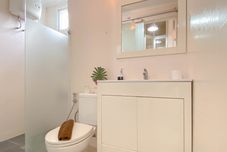 ห้องน้ำภายในห้อง Homey and Strategic 2BR at Grand Palace Kemayoran Apartment By Travelio