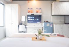 침실 3 Homey and Cozy Studio at Riverdale Apartment By Travelio