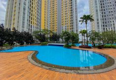Hồ bơi 6 Warm and Tidy Studio at Springlake Summarecon Bekasi Apartment By Travelio