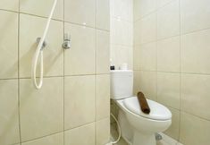 Phòng tắm bên trong 5 Warm and Tidy Studio at Springlake Summarecon Bekasi Apartment By Travelio