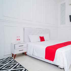 Bedroom 1 RedDoorz Syariah @ Aura Homestay, Ponorogo Hotels