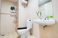 Bilik Mandi dalam Bilik 2BR Spacious without Living Room at Apartment Parahyangan Residence By Travelio
