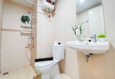Phòng tắm bên trong 6 2BR Spacious without Living Room at Apartment Parahyangan Residence By Travelio