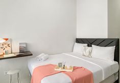Phòng ngủ 2 Cozy Living and Enjoy Studio Transpark Juanda Bekasi Timur Apartment By Travelio