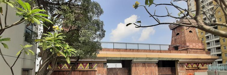 Lobby Minimalist and Warm Studio (No Kitchen) at Great Western Apartment By Travelio