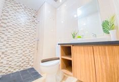 客室内バスルーム 5 Cozy Stay and Simply 2BR Apartment at Parahyangan Residence By Travelio