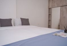 Bedroom 2 Spacious and Warm Studio at Collins Boulevard Apartment By Travelio