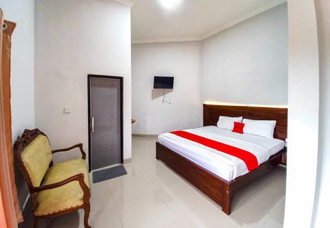 Bedroom RedDoorz Plus Syariah @ Umyas Hotel near Terminal Anjuk Ladang Nganjuk