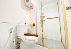 Phòng tắm bên trong 5 Spacious and Cool 1BR at Grand Asia Afrika Apartment By Travelio