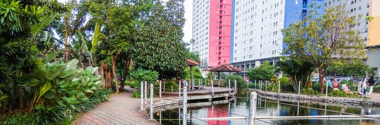 大堂 Comfy 1BR with Extra Room at Green Pramuka City Apartment near Mall By Travelio