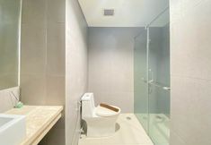 객실 내 욕실 5 Pleasurable and Tidy 1BR Apartment Patraland Amarta By Travelio