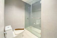 In-room Bathroom Comfortable and Elegant 1BR at Patraland Amarta Apartment By Travelio