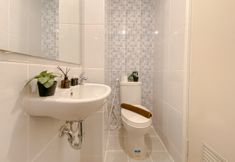 Phòng tắm bên trong 6 Comfortable and Nice Studio at 31th Floor Tokyo Riverside PIK 2 Apartment By Travelio