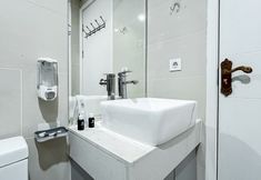 In-room Bathroom 6 Comfortable and Nice 2BR Apartment at Daan Mogot City By Travelio