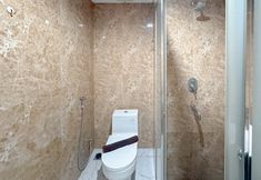 客房内浴室 6 Strategic Location and Tidy Studio Grand Sungkono Lagoon Apartment By Travelio