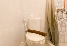 Bilik Mandi dalam Bilik 2 Well Designed and Stunning 2BR at Tokyo Riverside PIK 2 Apartment By Travelio