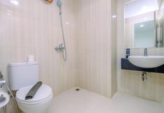 객실 내 욕실 6 Homey and Comfort 2BR at Sentul Tower Apartment By Travelio