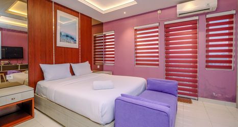 침실 2 Modern and Homey Studio at Sentul Tower Apartment By Travelio