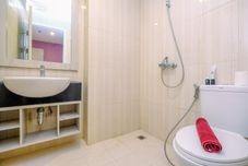 객실 내 욕실 Modern and Homey Studio at Sentul Tower Apartment By Travelio