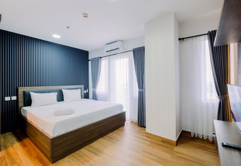 卧室 Modern and Best Deal 1BR Sentul Tower Apartment By Travelio