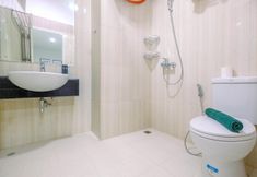 객실 내 욕실 2 Comfy and Homey 2BR at Sentul Tower Apartment By Travelio