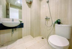 客房内浴室 6 Comfort Living and Enjoy 1BR at Sentul Tower Apartment By Travelio