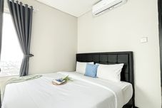 침실 Comfortable and Well Designed 3BR Nifarro Park Apartment By Travelio