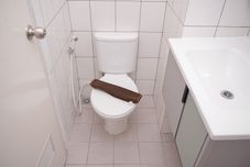 In-room Bathroom Cozy Studio at Sudimara Forestwalk Apartment By Travelio