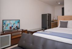 Bedroom 3 Comfy and Good Deal Studio at Collins Boulevard Apartment By Travelio