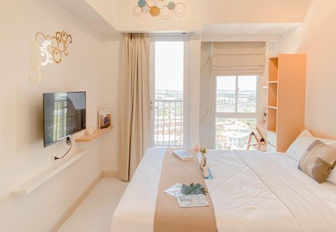 Kamar Tidur Warm and Restful Studio Apartment Tokyo Riverside PIK 2 By Travelio