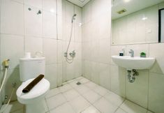 Toilet Kamar 6 Homey and Good Designed 3BR Nifarro Park Apartment By Travelio
