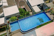 Kolam Renang Homey and Good Designed 3BR Nifarro Park Apartment By Travelio