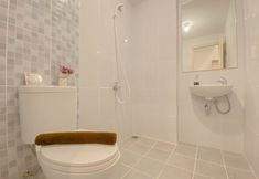 Phòng tắm bên trong 5 Relaxing and Great Deal 2BR at Tokyo Riverside PIK 2 Apartment By Travelio