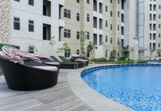 수영장 6 Homey and Modern 2BR Apartment with Space Room at Vittoria Residence By Travelio
