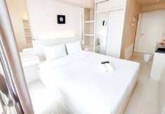 침실 2 Minimalist Studio Connect to Pakuwon Mall at Tanglin Supermall Mansion Apartment By Travelio