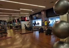 피트니스 센터 6 Minimalist Studio Connect to Pakuwon Mall at Tanglin Supermall Mansion Apartment By Travelio